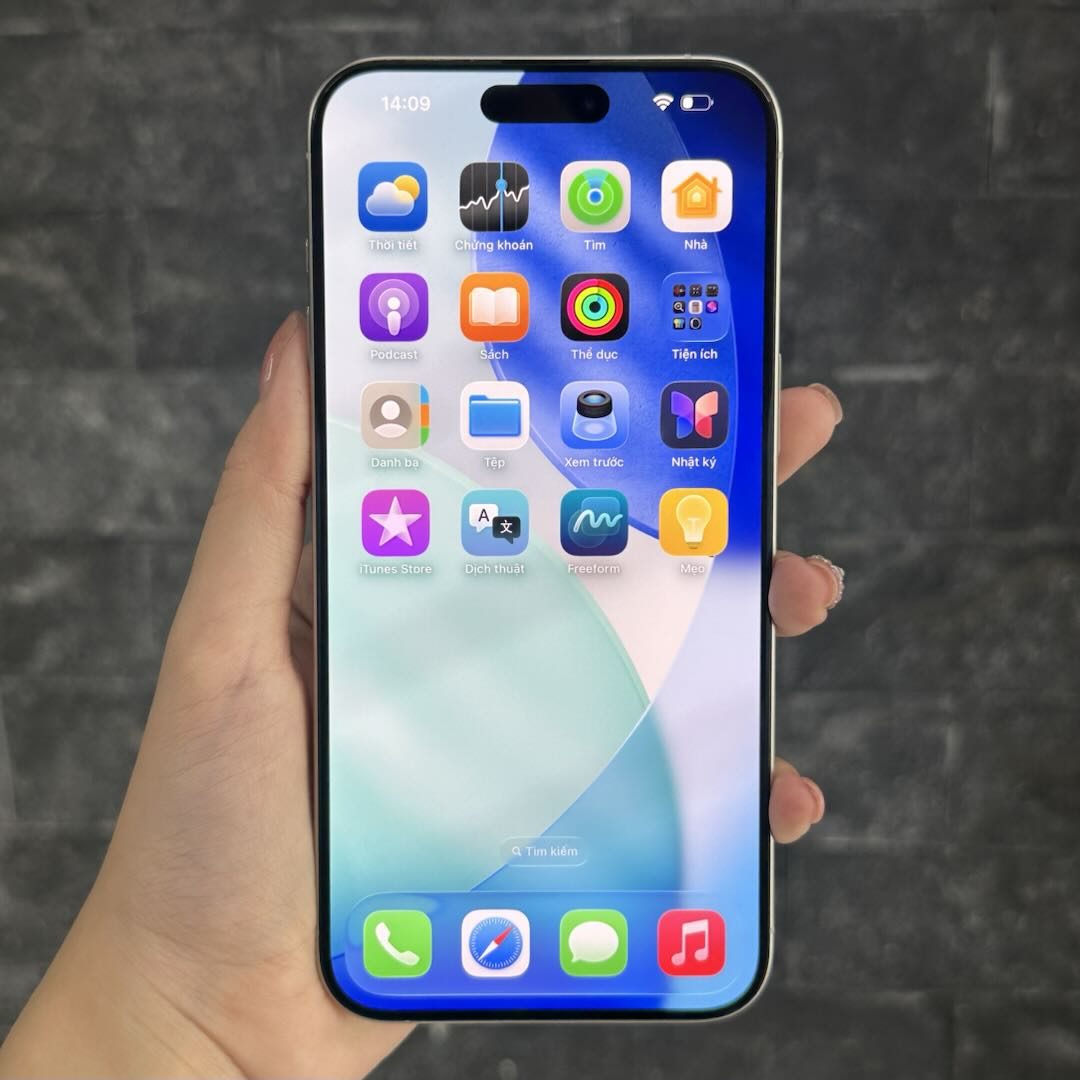 Mặt sau iPhone 15 Pro Max cũ kèm tem thông số 256GB LL/A pin 100% tại smartphonegiare.vn