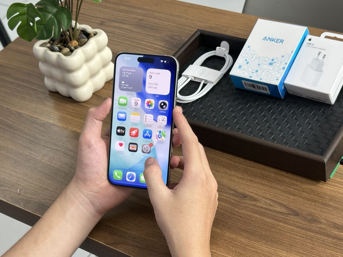 iPhone 15 Pro Max cũ trên tay kèm hộp sạc Anker tại smartphonegiare.vn
