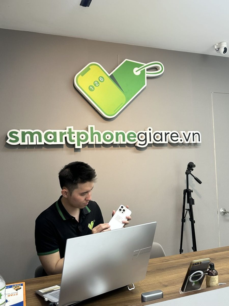 Cửa hàng smartphonegiare.vn tại Vĩnh Long, nhân viên kiểm tra iPhone 15 Pro Max cũ