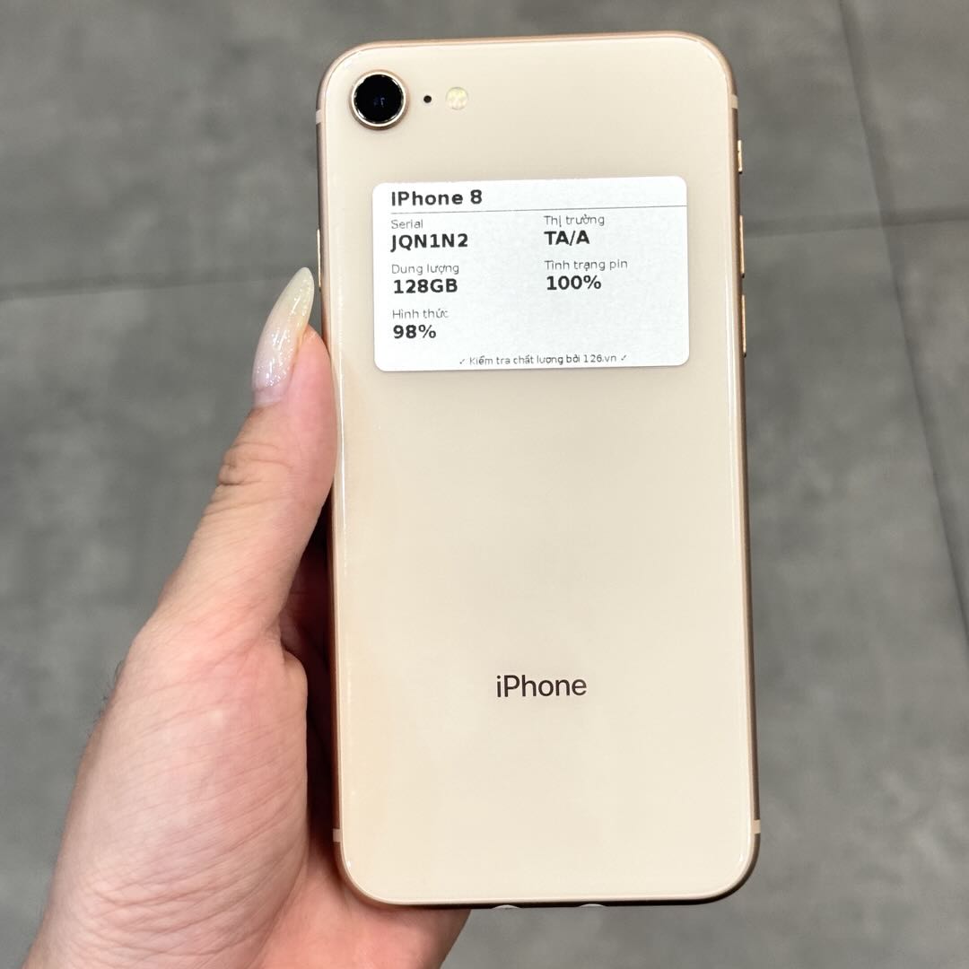 Mặt sau iPhone 8 cũ trong kho smartphonegiare.vn Vĩnh Long, ảnh chụp thật