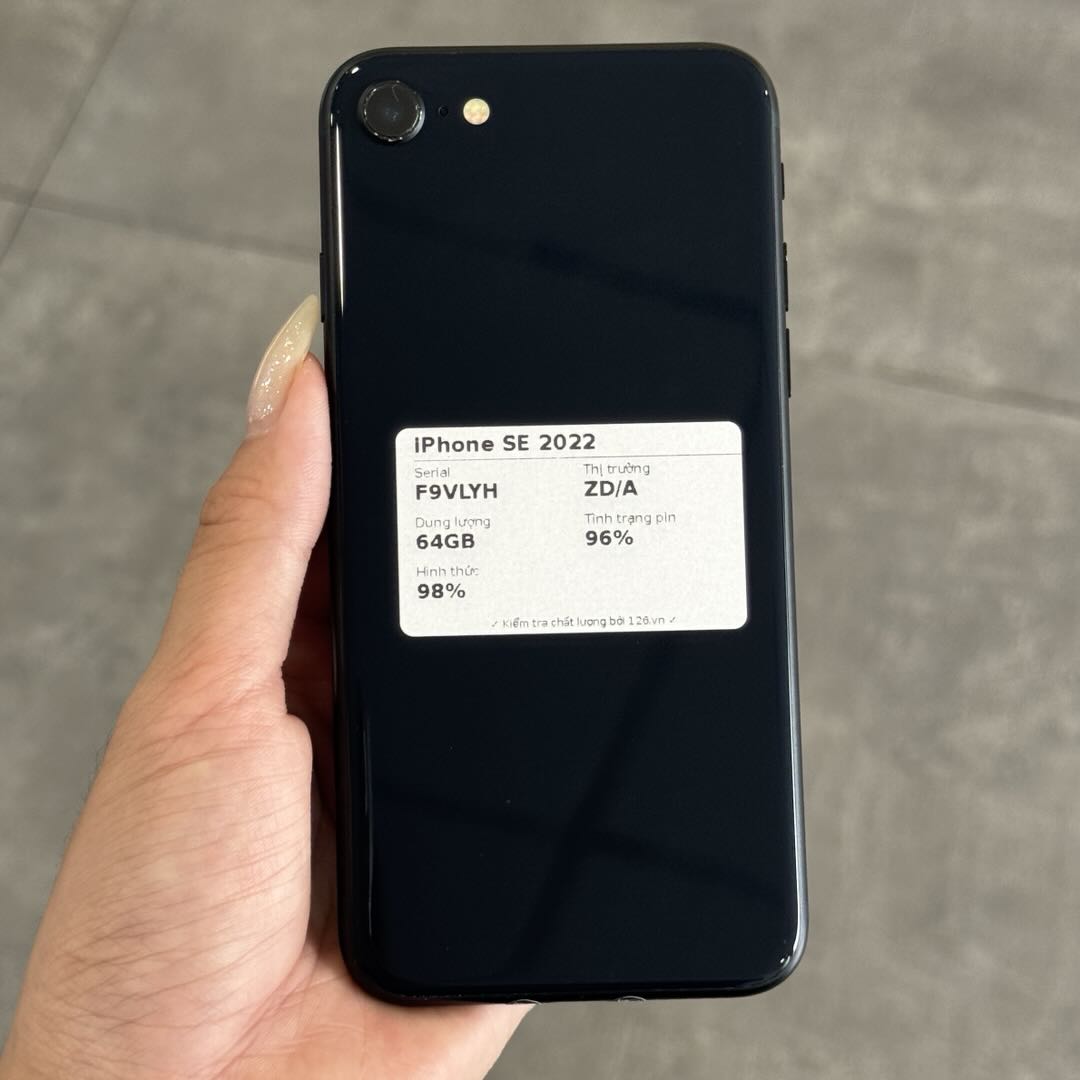 Mặt sau iPhone SE 2022 cũ chụp thật tại cửa hàng smartphonegiare.vn Vĩnh Long