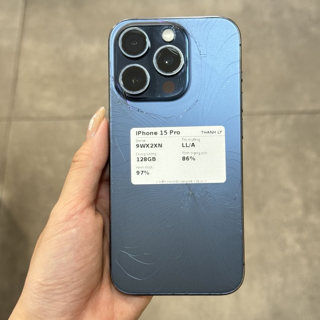 Mặt sau iPhone 15 Pro cũ trong kho smartphonegiare.vn Vĩnh Long, ảnh chụp thật