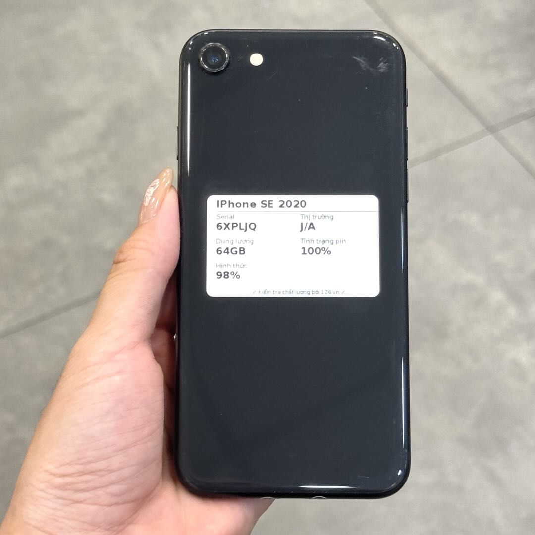 Mặt sau iPhone SE 2020 cũ chụp thật tại cửa hàng smartphonegiare.vn Vĩnh Long
